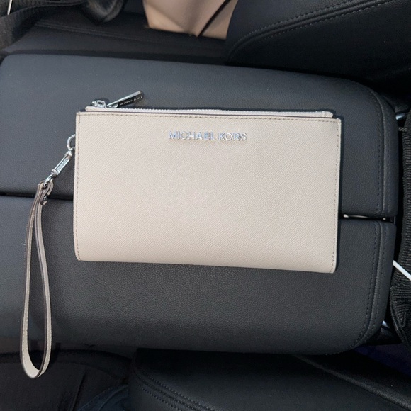 Gray/neutral Michael Kors Double-zip Jet Set wristlet - Picture 1 of 9